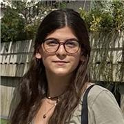 Soy estudiante e imparto clases tanto académicas, como matemáticas, lengua, geografía, artes plásticas, dibujo. y también deportivas como natación y educación física
